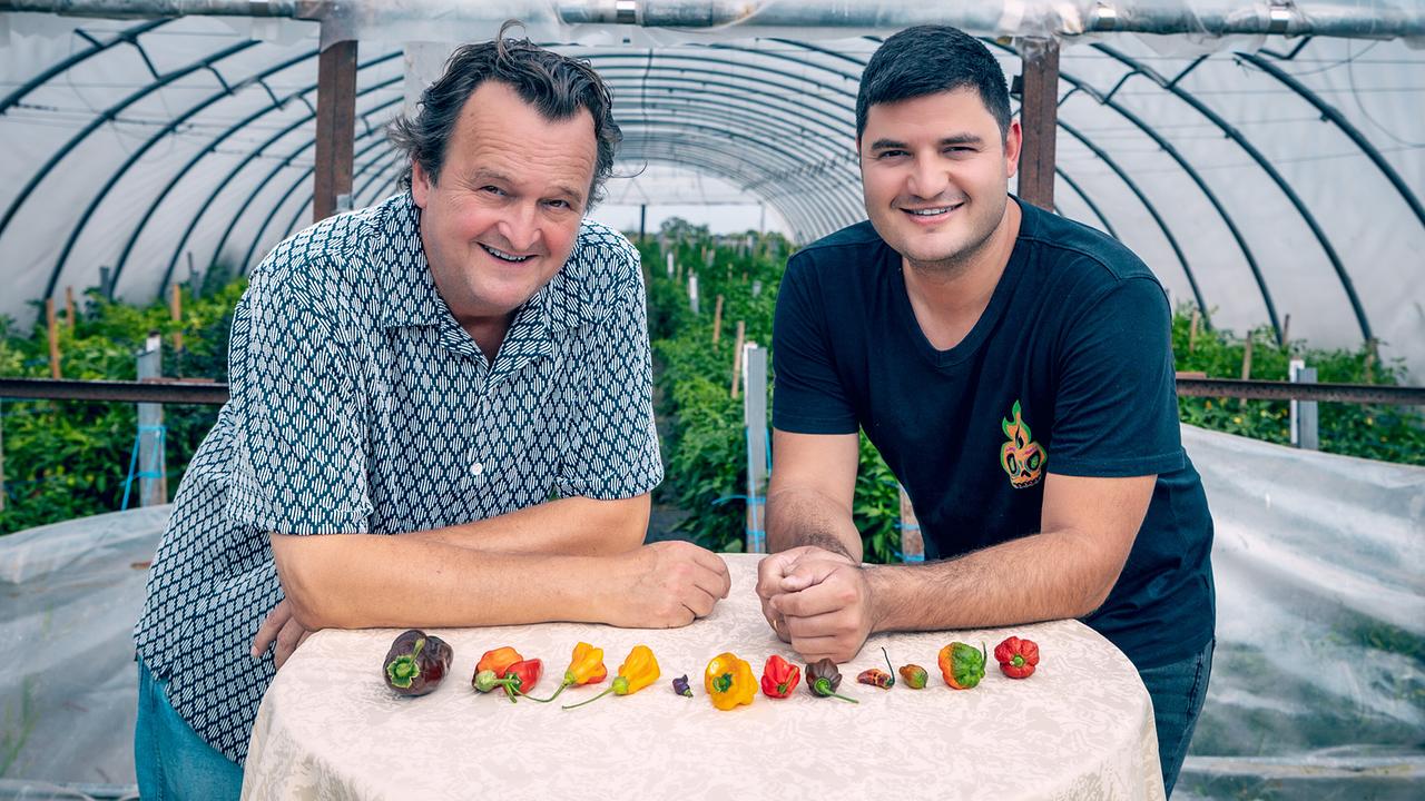 © ORF/Neulandfilm Dok 1: Hanno Settele mit Chiliproduzent Jan Tschida über Mythen rund um fettiges Essen und scharfe Lebensmittel.