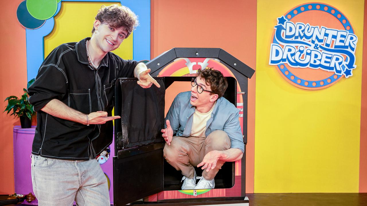 © ORF/Tambalina Entertainment/Alex Schwarz Photography Drunter & drüber mit Christoph Hirschler: Fab Fox und Christoph Hirschler, der in Fab Fox' magischer Jukebox sitzt.
