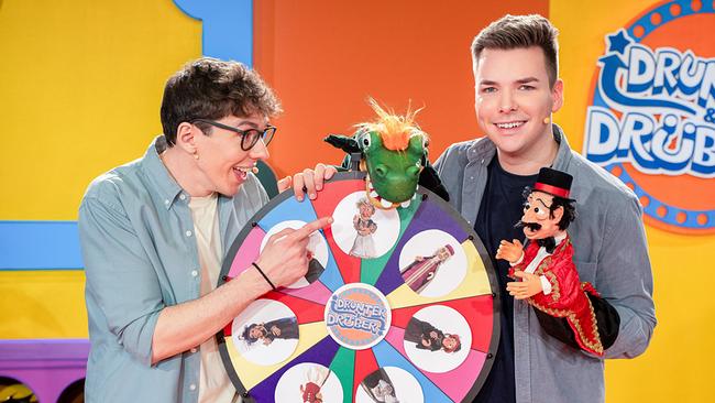 © ORF/Tambalina Entertainment/Alex Schwarz Photography Drunter & drüber mit Christoph Hirschler: Christoph Hirschler, Raphael Kovarik und zwei Puppen aus Raphaels Kasperlkiste vor dem Glücksrad