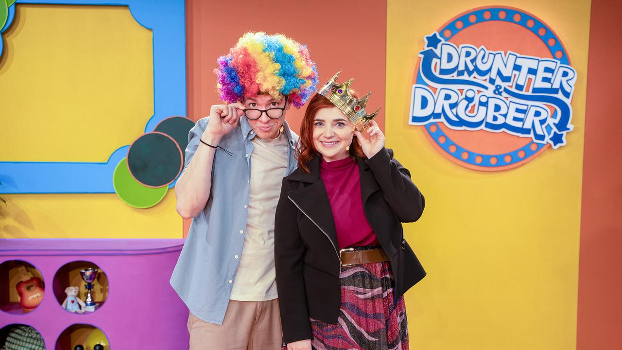 © ORF/Tambalina Entertainment/Alex Schwarz Photography Drunter & drüber mit Christoph Hirschler: Christoph Hirschler und Isabell Pannagl mit Requisiten aus dem Spiel „Lachen verboten!"