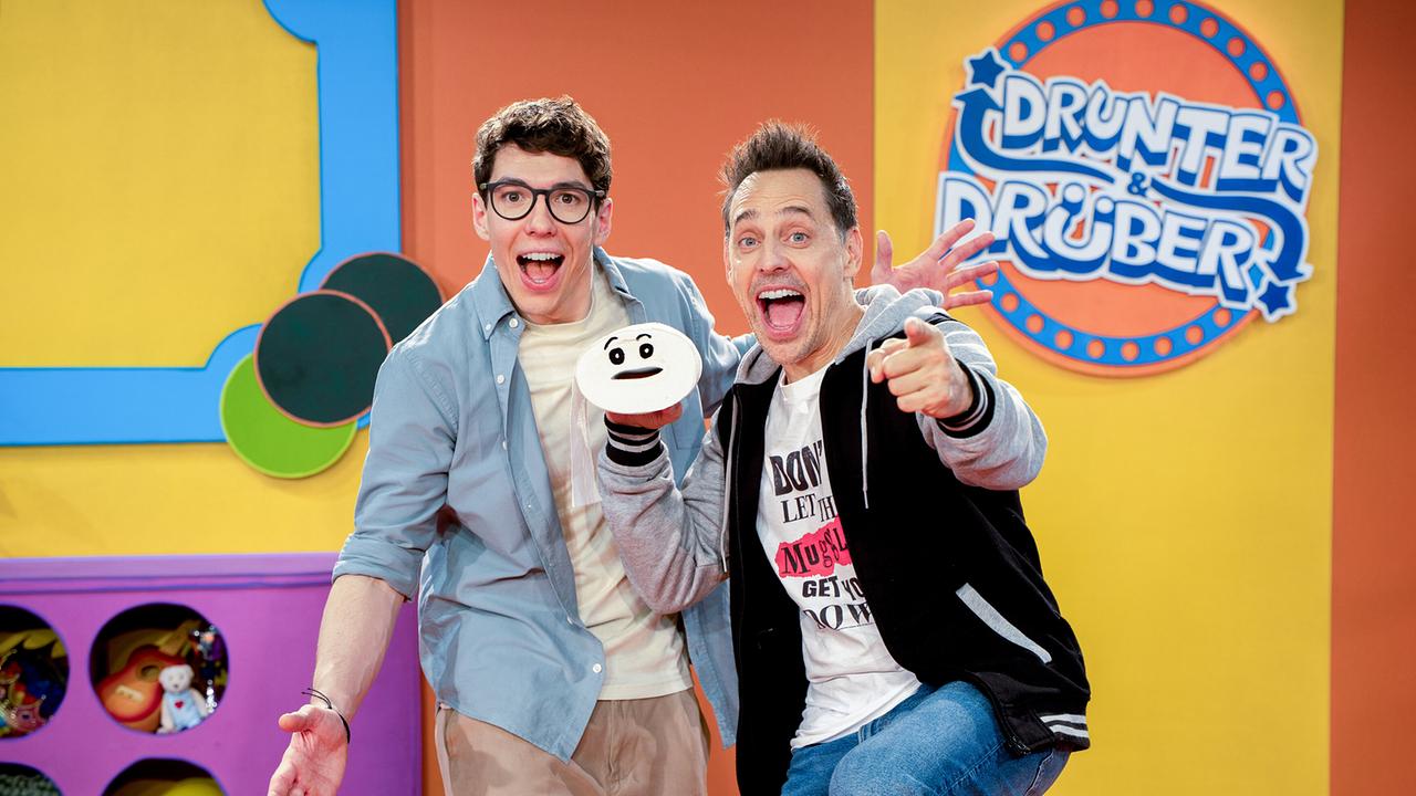 © ORF/Tambalina Entertainment/Alex Schwarz Photography Drunter & drüber mit Christoph Hirschler: Christoph Hirschler und Tricky Niki mit der Klopapierpuppe „Angelina"