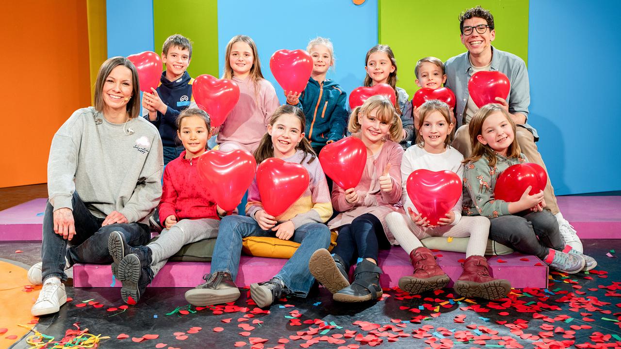 © ORF/Tambalina Entertainment/Alex Schwarz Photography Drunter & drüber mit Christoph Hirschler: Christina Stürmer und Christoph Hirschler mit den Kindern aus dem Publikum.