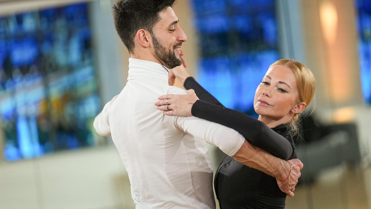 © ORF/Roman Zach-Kiesling "Dancing Stars: Die ersten Tanzschritte": Karina Sarkissova mit Dimitar Stefanin