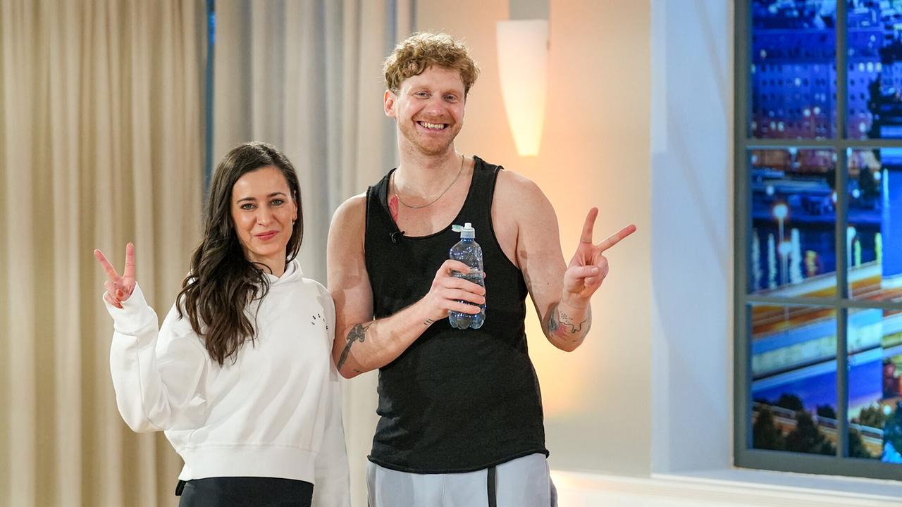 © ORF/Roman Zach-Kiesling "Dancing Stars: Die ersten Tanzschritte": Lucas Fendrich bei den Proben mit Lenka Pohoralek