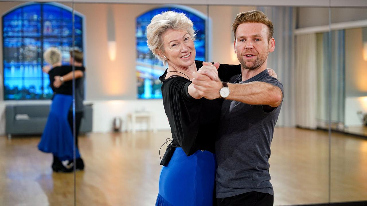 "Dancing Stars: Die ersten Tanzschritte": Eveline Eselböck tanzt mit Peter Erlbeck.