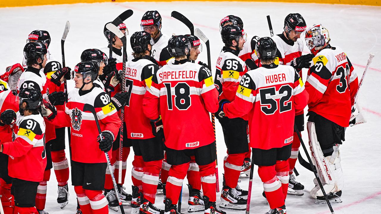 © APA/AFP/Jonathan NACKSTRAND Spieler feiern mit ihrem Teamkollegen, Österreichs Torhüter Nr. 30, David Kickert, nach dem 5:2-Sieg im IIHF-Eishockey-Weltmeisterschaftsspiel der Männer zwischen Österreich und Frankreich am 16. Mai 2025 in Stockholm