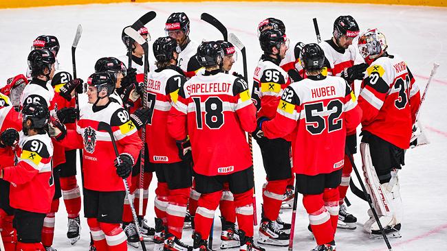 Spieler feiern mit ihrem Teamkollegen, Österreichs Torhüter Nr. 30, David Kickert, nach dem 5:2-Sieg im IIHF-Eishockey-Weltmeisterschaftsspiel der Männer zwischen Österreich und Frankreich am 16. Mai 2025 in Stockholm