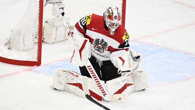 Österreichs Torhüter Nr. 30 David Kickert hält einen Schuss während des IIHF-Eishockey-Weltmeisterschaftsspiels der Männer zwischen Lettland und Österreich am 20. Mai 2025 in Stockholm.
