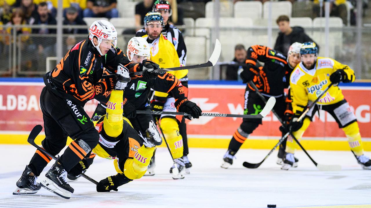 © APA/MAX SLOVENCIK Die Eishockey-Spieler Lukas Kainz und Michael Schiechl von den Graz99ers und Nikolaus Hartl von den Vienna Capitals im Einsatz während der 1. Runde der Eishockey-Liga in der Steffl Arena in Wien.