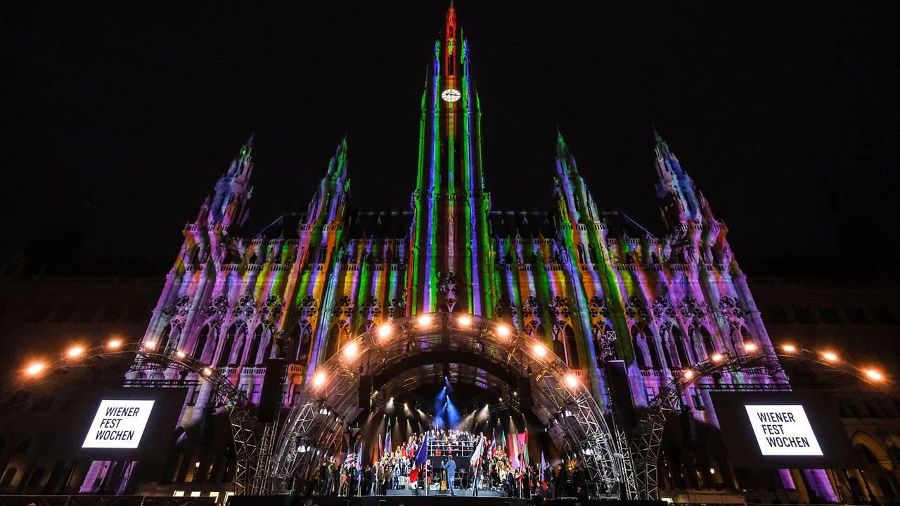© ORF/Günther Pichlkostner Eröffnung der Wiener Festwochen: Rathausplatz, Bühne