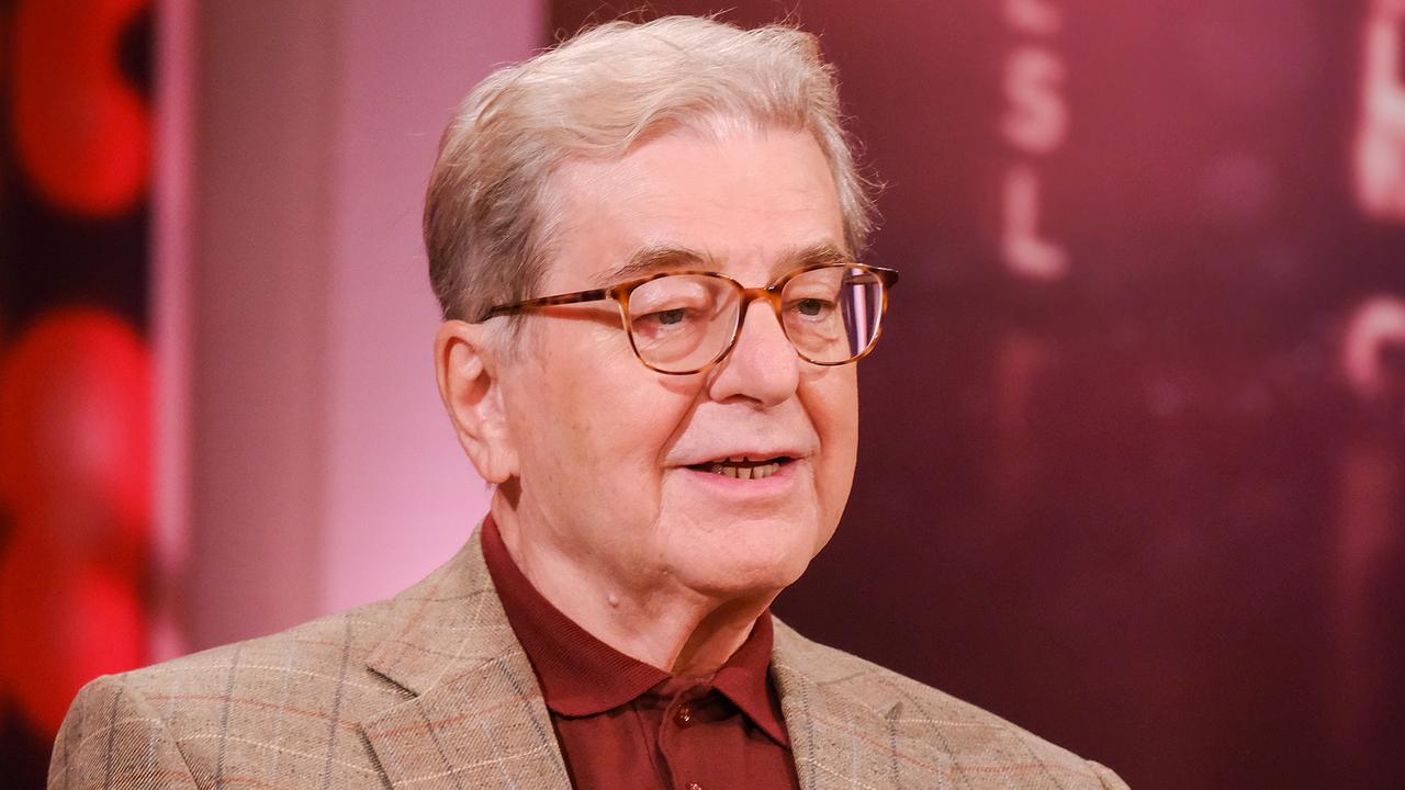 © ORF/Günther Pichlkostner Erwin Steinhauer spricht in einem Studio mit rötlicher Beleuchtung bei "STÖCKL".