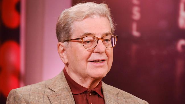 Erwin Steinhauer spricht in einem Studio mit rötlicher Beleuchtung bei "STÖCKL".