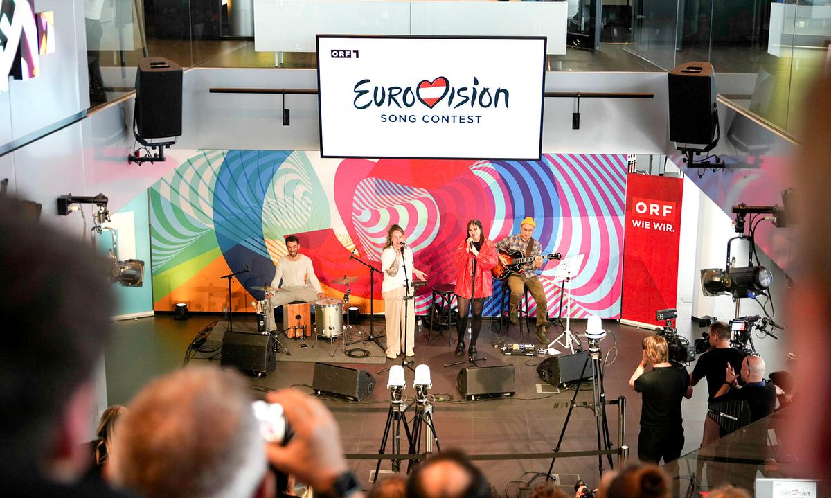 Eurovision Song Contest 2023: Good Luck in Liverpool! TEYA & SALENAS Farewell-„Studio Session“; O.Richson (Cajon), R.Ocfemia (Gitarre)