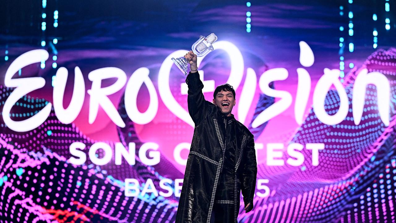 Der österreichische Sänger Johannes Pietsch, bekannt als JJ, vertritt Österreich mit dem Song „Wasted Love“ und feiert mit der Trophäe des Eurovision Song Contest 2025 seinen Sieg im großen Finale in der St. Jakobshalle in Basel am 18. Mai 2025.