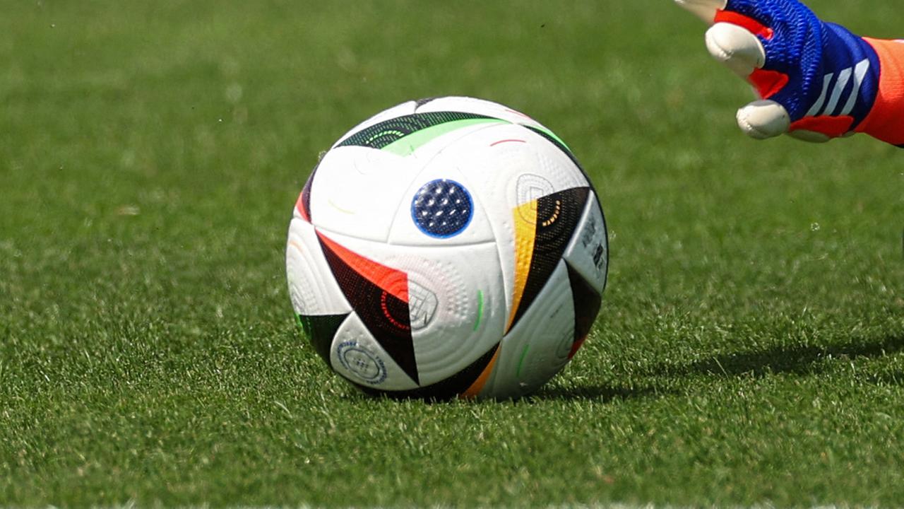 Englands Torwart Nr. 13 Aaron Ramsdale schnappt sich den Ball während einer Trainingseinheit der englischen Fußballnationalmannschaft vor der UEFA Euro 2024-Fußball-Europameisterschaft am 13. Juni 2024 in Blankenhain, Thüringen.