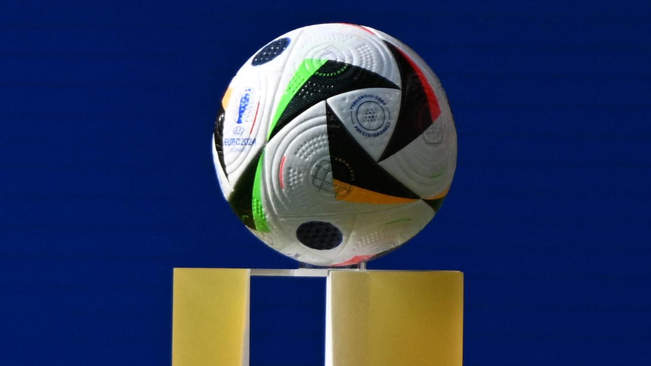 Der UEFA Euro 2024-Ball wird auf dem Spielfeld vor dem UEFA Euro 2024-Gruppe-F-Fußballspiel zwischen der Türkei und Portugal am 22. Juni 2024 im BVB-Stadion in Dortmund gezeigt.
