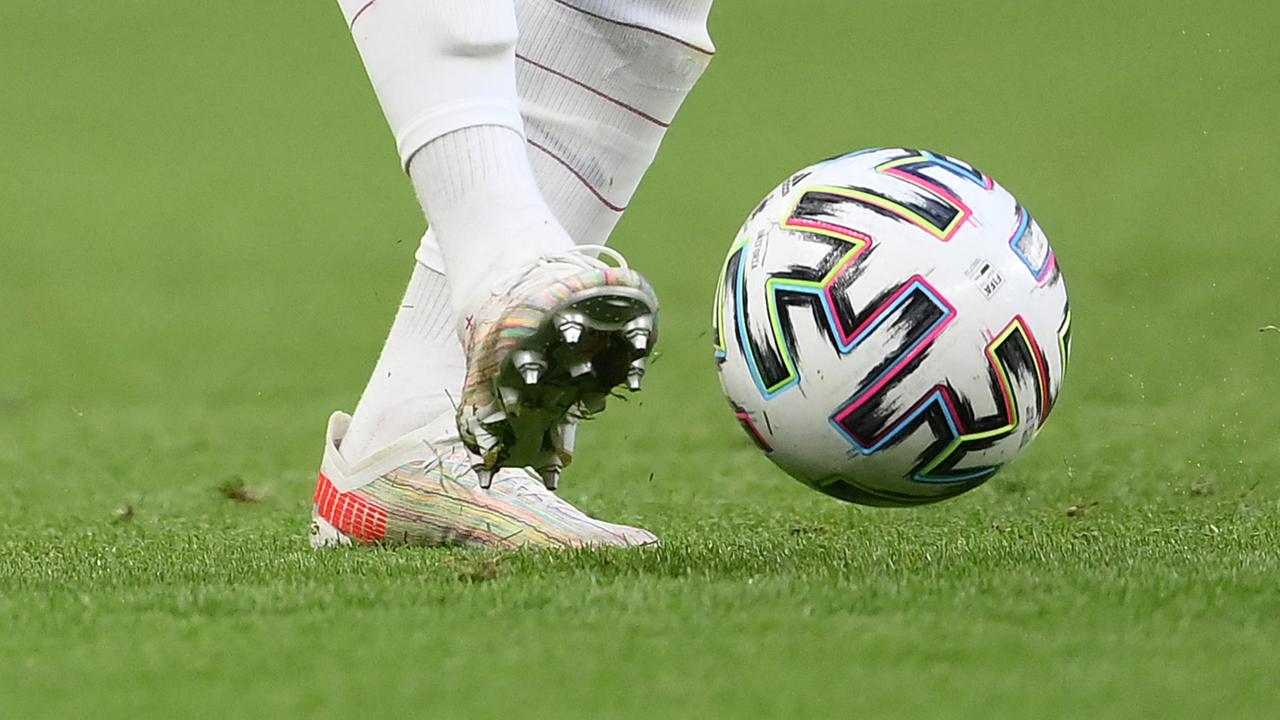 Englands Verteidiger Kyle Walker kontrolliert den Ball während des Fußballspiels der Gruppe D der UEFA EURO 2020 zwischen Tschechien und England im Wembley-Stadion in London am 22. Juni 2021.