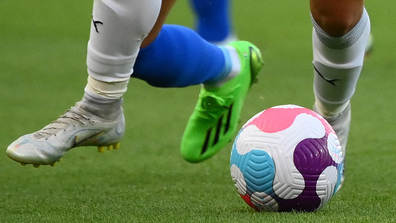 © APA/AFP/FRANCK FIFE France's midfielder Sandie Toletti (L) vies with Italy's midfielder Arianna Caruso during the UEFA Women's Euro 2022 Group D football match between France and Italy at New York Stadium in Rotherham, northern England on July 10, 2022.