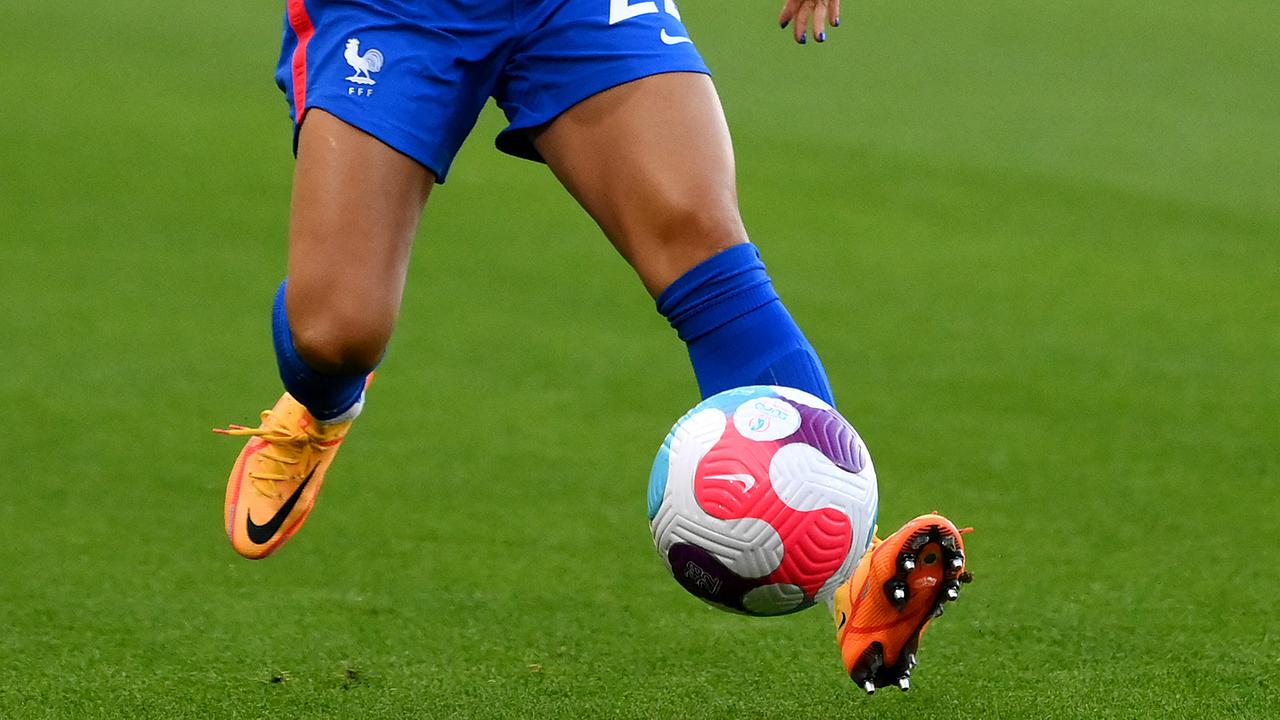 © APA/AFP/FRANCK FIFE France's defender Eve Perisset controls the ball during the UEFA Women's Euro 2022 Group D football match between France and Italy at New York Stadium in Rotherham, northern England, on July 10, 2022. France won the match 5-1.