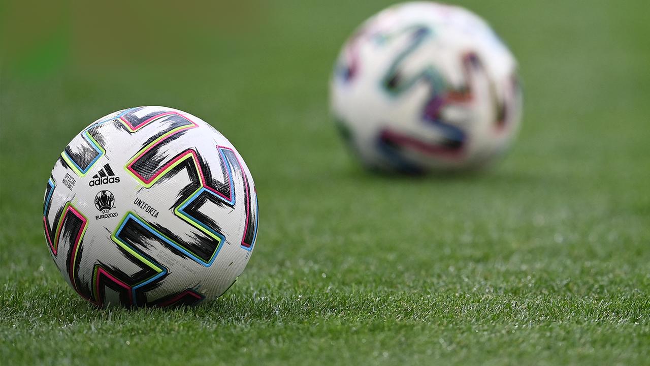 Der offizielle Wettbewerbsball befindet sich auf dem Spielfeld vor dem Fußballspiel der Gruppe B der UEFA EURO 2020 zwischen Russland und Dänemark im Parken-Stadion in Kopenhagen am 21. Juni 2021.