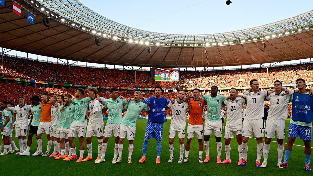 Österreichs Spieler würdigen ihre Fans am Ende des UEFA Euro 2024-Gruppe-D-Fußballspiels zwischen den Niederlanden und Österreich am 25. Juni 2024 im Olympiastadion in Berlin.