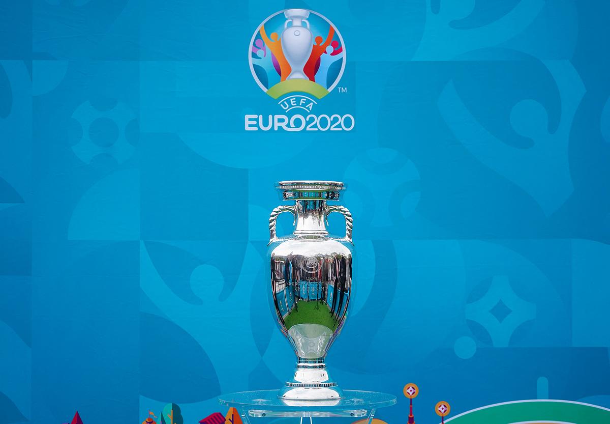 © APA/AFP/Niklas HALLE'N Ein Bild zeigt die UEFA-Europameisterschaftstrophäe am 4. Juni 2021 am Bahnhof Kings Cross in London, nachdem sie auf der letzten Etappe der Trophäentour in Vorbereitung auf die Fußballmeisterschaft UEFA EURO 2020 angekommen ist.
