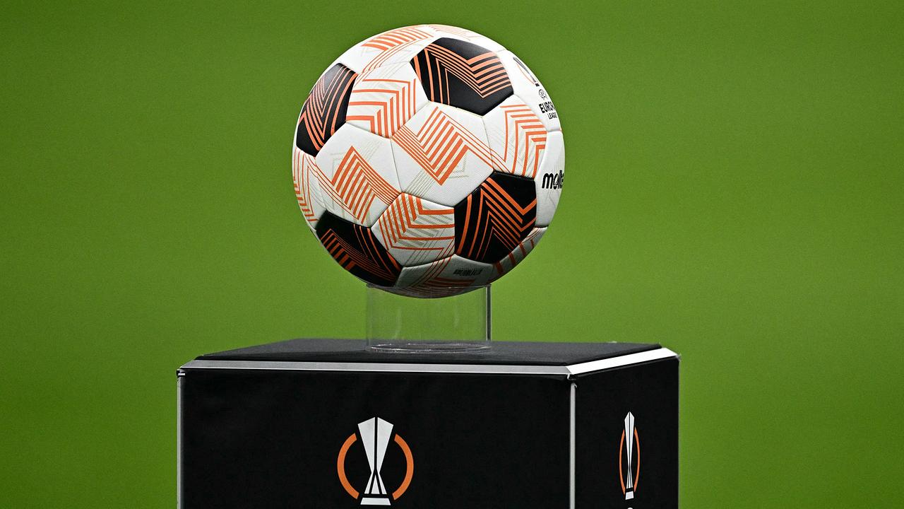 Ein Bild zeigt den offiziellen Ball der Europa League vor dem Achtelfinal-Hinspiel der UEFA Europa League zwischen dem AC Mailand und Rennes im San Siro Stadion in Mailand