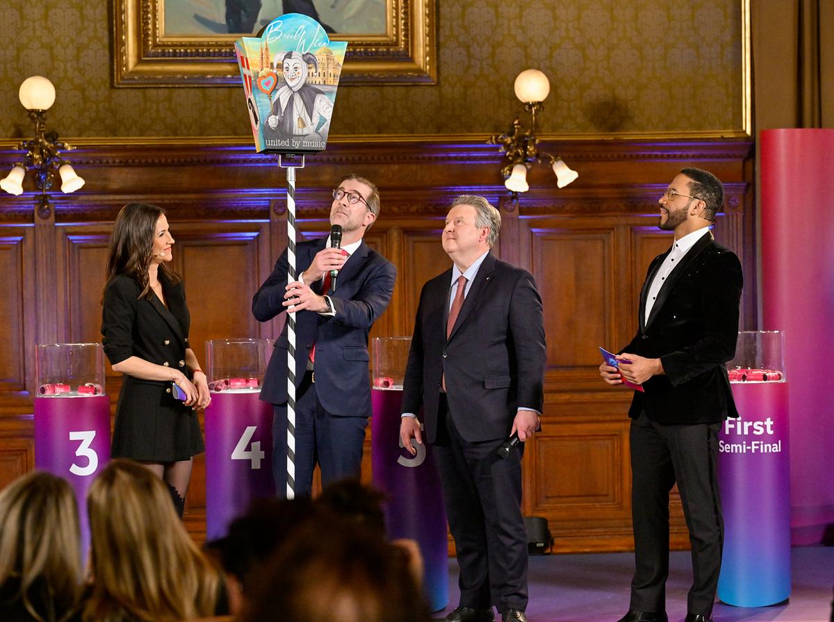 © ORF/Thomas Ramstorfer Alexandra Maritza Wachter, Conradin Cramer (President of the Government of the City of Basel) with the carnival lantern, Michael Ludwig (Mayor of the City of Vienna), Cesár Sampson stand together on stage at the drawing ceremony.