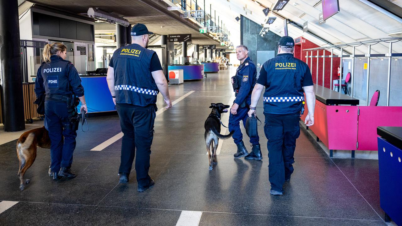 The main venue will undergo a final security search together with the special dog units of the Vienna State Police Directorate.