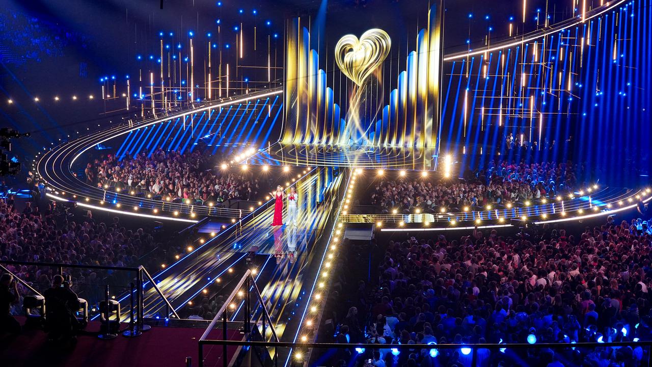 Ansicht der beleuchteten ESC-Bühne mit Victoria Swarovski und Michael Ostrowski in der Wiener Stadthalle
