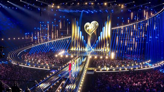Ansicht der beleuchteten ESC-Bühne mit Victoria Swarovski und Michael Ostrowski in der Wiener Stadthalle