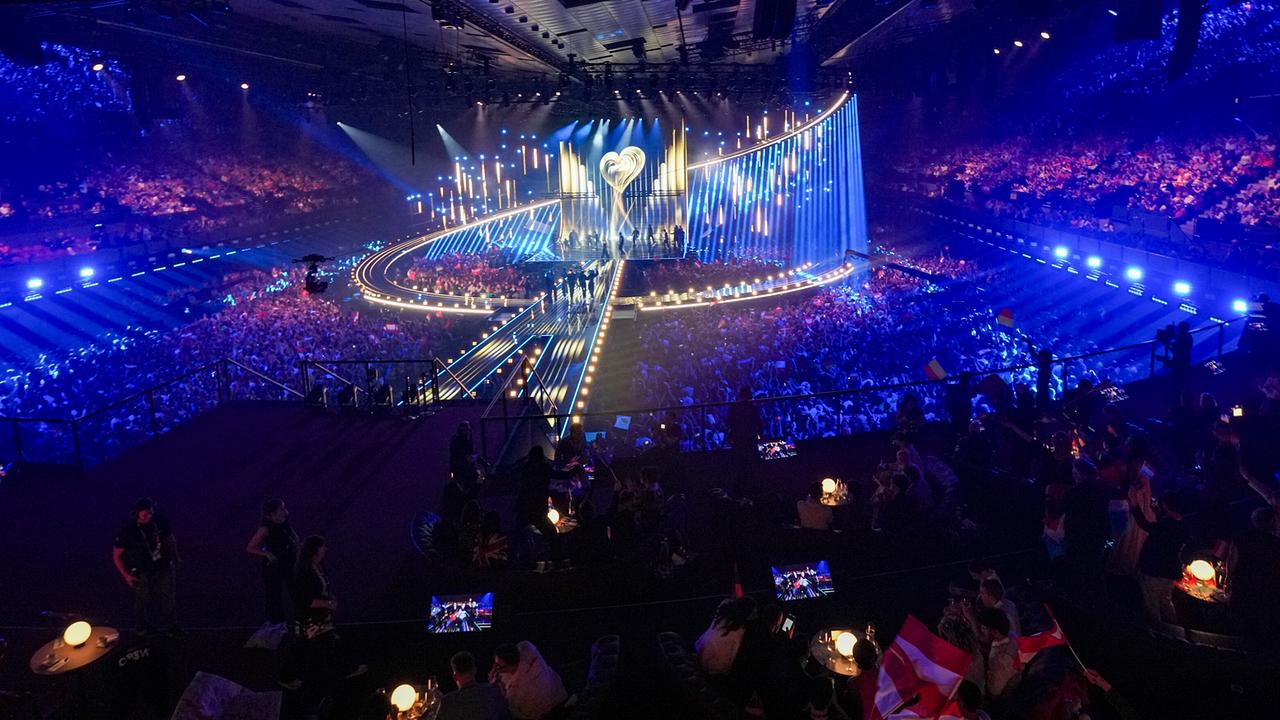 Ansicht der riesigen, beleuchteten Showbühne in einer ausverkauften Wiener Stadthalle mit tausenden Zuschauerinnen und Zuschauern und spektakulärer Lichtinszenierung beim ESC-Semifnale 2.