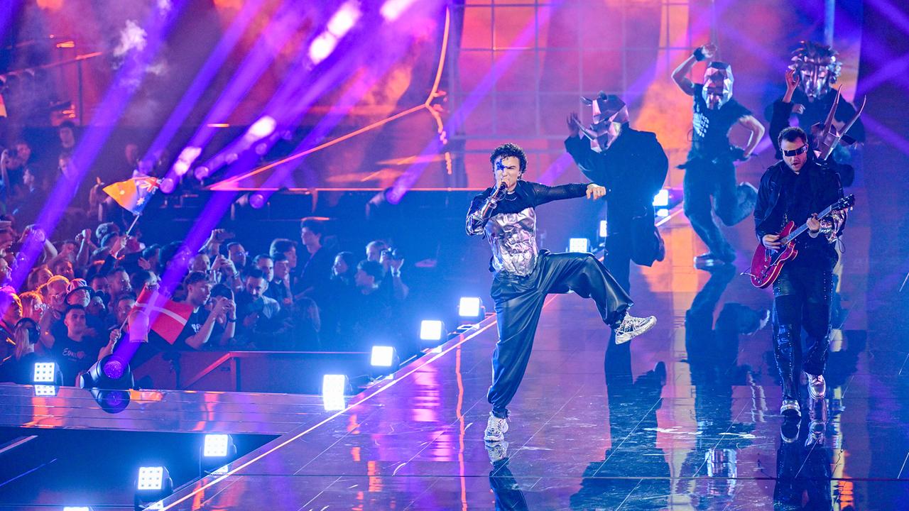 COSMÓ mit "Tanzschein" bei seinem ESC-Semifinal-Auftritt Tänzerinnen und Tänzern sowie Gitarrist auf der Bühne vor jubelndem Publikum.