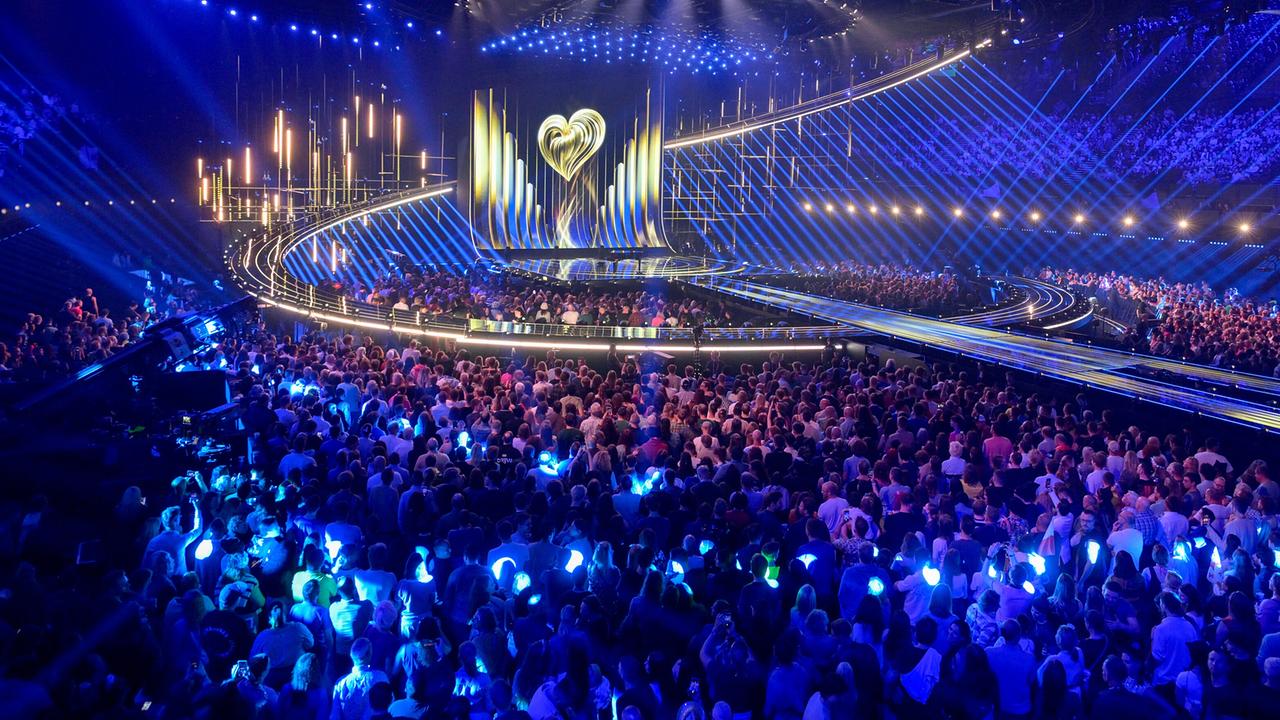 Ansicht der riesigen, beleuchteten Showbühne in einer ausverkauften Wiener Stadthalle mit tausenden Zuschauerinnen und Zuschauern und spektakulärer Lichtinszenierung beim ESC-Semifnale 2.