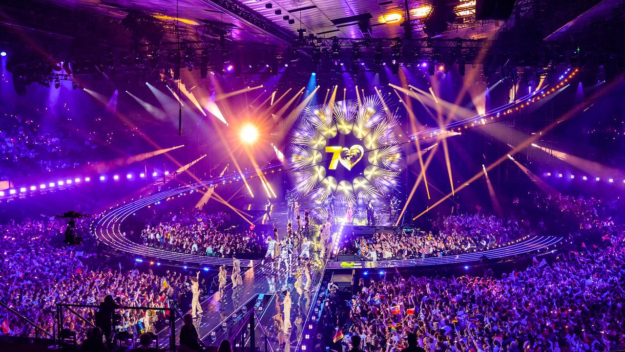© ORF/Roman Zach-Kiesling Eurovision-Allstars – Verka Serduchka, Erika Vikman, Lordi, Alexander Rybak, Kristian Kostov, Max Mutzke, Miriana Conte und Ruslana – bei ihrem Auftritt auf der farbig-beleuchteten ESC-Bühne vor jubelndem Publikum rundherum.