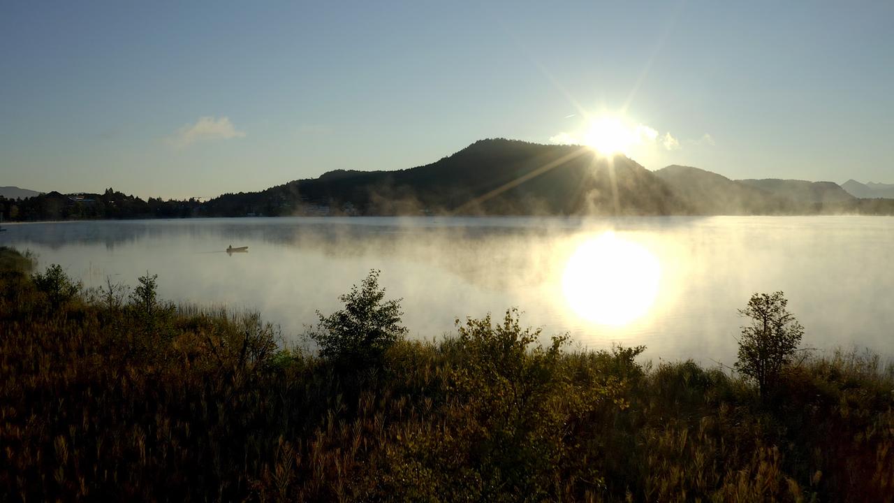 Faakersee im Morgengrauen.