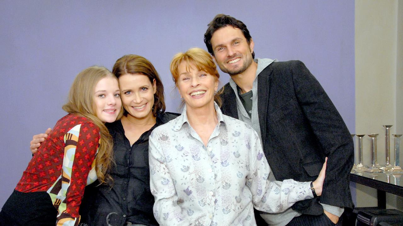 Jella Haase (Jette Fischer), Anja Kling (Christiane Fischer), Senta Berger (Luise Fischer), Simon Verhoeven (Thomas Fischer).