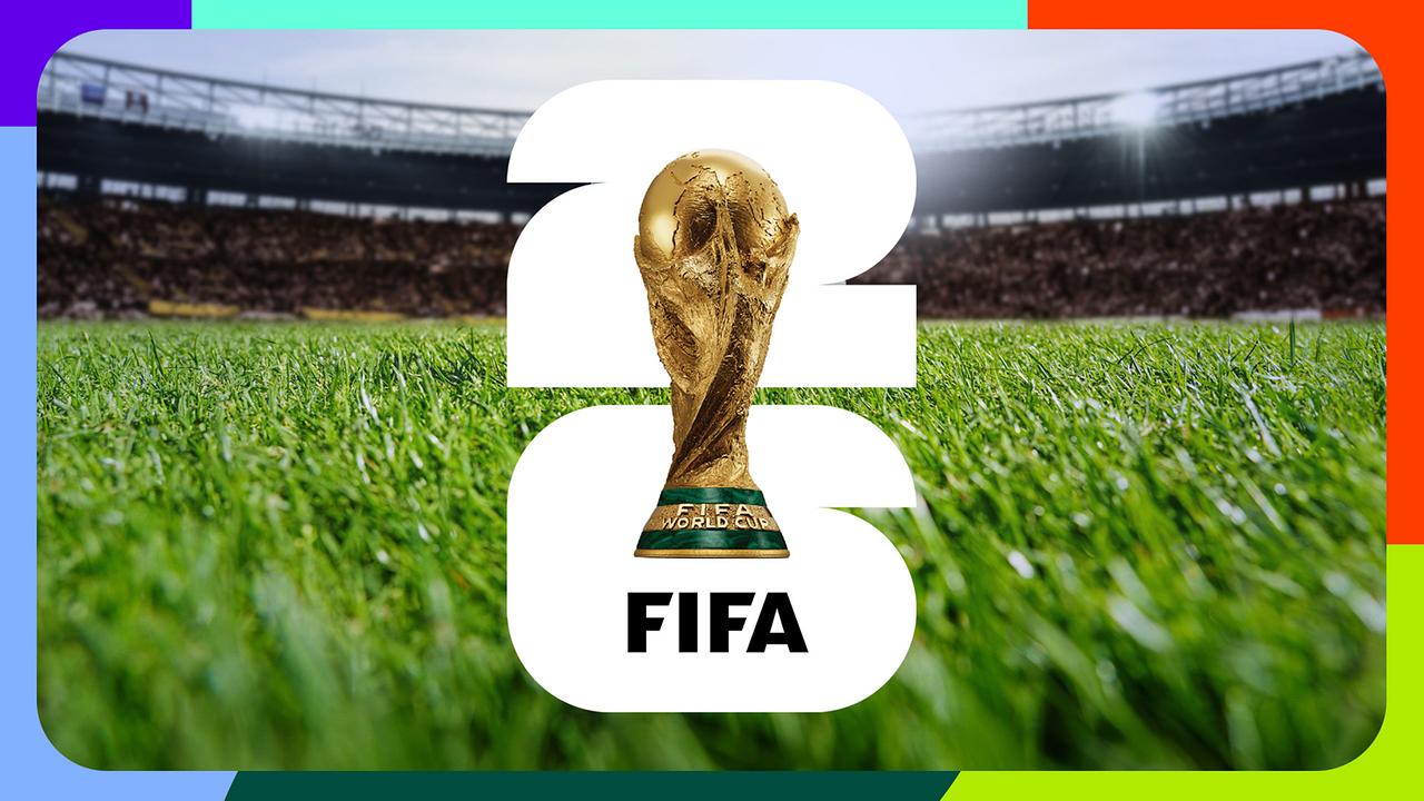 © ORF/FIFA Der FIFA‑Fußball-WM‑Pokal steht zentral vor einem Fußballstadion auf grünem Rasen, überlagert von einer großen weißen „26“ und dem Schriftzug „FIFA“.