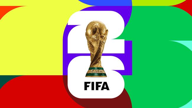 Der FIFA‑Fußball-WM‑Pokal ist vor einer bunten, grafischen Farbflächen‑Komposition platziert, über einer großen weißen „26“ mit dem Schriftzug „FIFA“.