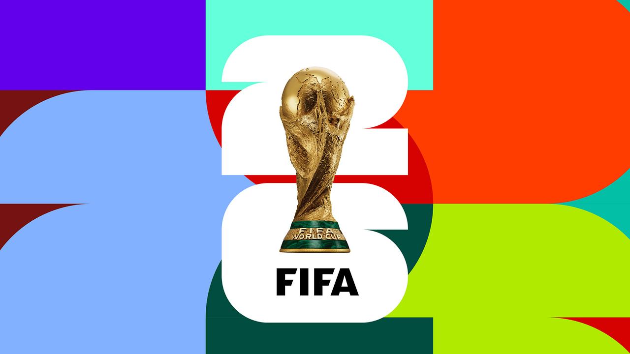 © ORF/FIFA Der FIFA‑Fußball-WM‑Pokal ist vor einer bunten, grafischen Farbflächen‑Komposition platziert, über einer großen weißen „26“ mit dem Schriftzug „FIFA“.