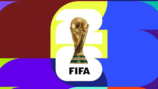 Der FIFA‑Fußball-WM‑Pokal ist vor einer bunten, grafischen Farbflächen‑Komposition platziert, über einer großen weißen „26“ mit dem Schriftzug „FIFA“.
