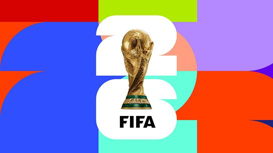 Der FIFA‑Fußball-WM‑Pokal ist vor einer bunten, grafischen Farbflächen‑Komposition platziert, über einer großen weißen „26“ mit dem Schriftzug „FIFA“.
