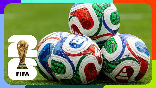 © ORF/FIFA Mehrere bunte Fußbälle liegen auf grünem Rasen, links daneben das FIFA‑Logo mit dem Fußball-WM‑Pokal vor einem farbig gestalteten Rahmen.