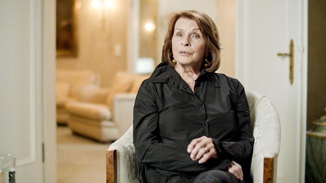 Senta Berger sitzt in einem Sessel in einem hellen elegant eingerichteten Wohnraum beim Interview.