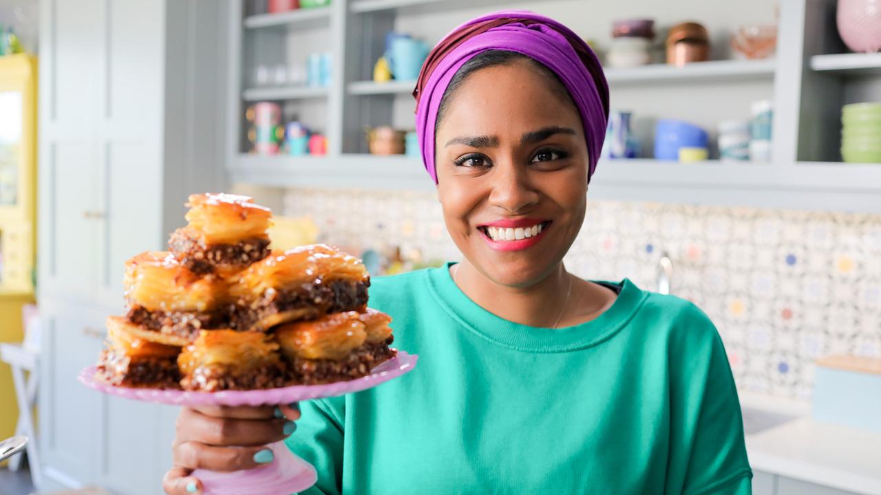© ORF/Warner Foodhacks mit Nadiya Hussain: Nadiya mit selbstgemachten Baklava