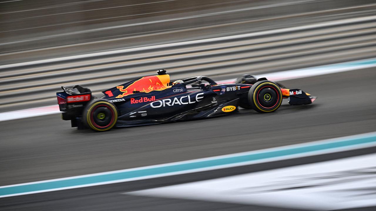 Red Bulls niederländischer Fahrer Max Verstappen fährt am 20. November 2022 während des Formel-1-Grand-Prix von Abu Dhabi auf dem Yas Marina Circuit in der emiratischen Stadt Abu Dhabi.