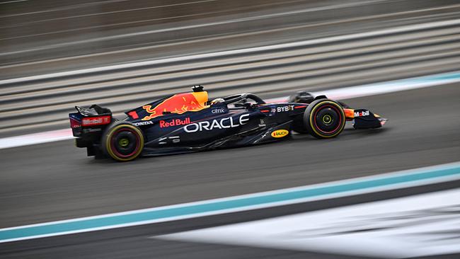 Red Bulls niederländischer Fahrer Max Verstappen fährt am 20. November 2022 während des Formel-1-Grand-Prix von Abu Dhabi auf dem Yas Marina Circuit in der emiratischen Stadt Abu Dhabi.