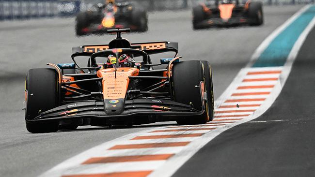 McLarens australischer Fahrer Oscar Piastri fährt am 4. Mai 2025 beim Formel-1-Grand-Prix von Miami 2025 im Miami International Autodrome in Miami Gardens, Florida, ein Rennen.