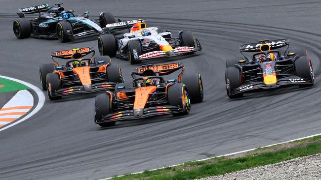 McLarens australischer Fahrer Oscar Piastri (M.) führt den Formel-1-Grand-Prix der Niederlande neben dem niederländischen Fahrer Max Verstappen (C.-R.) von Red Bull Racing und dem britischen Fahrer Lando Norris (C.-L.) von McLaren  am 31. August 2025 an.