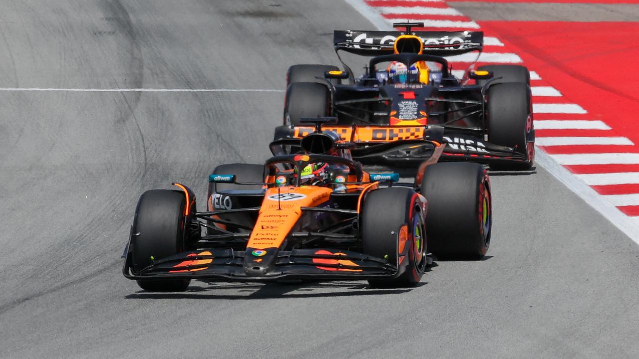 Der australische McLaren-Fahrer Oscar Piastri (links) führt vor dem niederländischen Red Bull Racing-Fahrer Max Verstappen während des Großen Preises von Spanien in der Formel 1 auf dem Circuit de Catalunya in Montmelo am Stadtrand von Barcelona am 1. Juni 2025.
